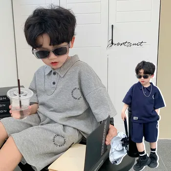 Комплекты одежды Поло для мальчиков 2023, летняя корейская версия, модные однотонные костюмы для маленьких мальчиков с буквами, Повседневная хлопковая футболка + шорты, 2 шт.
