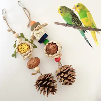 Привлекательная игрушка для дрессировки птиц Дизайн сосновой шишки Избавляет от скуки Долговечная игрушка для жевания птиц-попугаев с ротанговым шариком