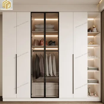Современная и минималистичная спальня в кремовом стиле с индивидуальным шкафом для одежды